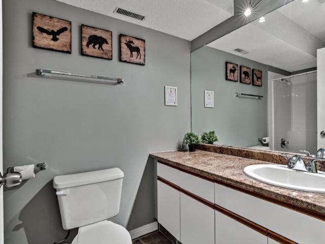 New! Cozy Rocky Mountain Chalet Managed By Little Sister Getaways Канмор Екстериор снимка