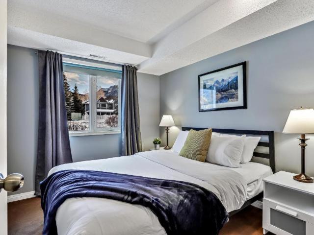 New! Cozy Rocky Mountain Chalet Managed By Little Sister Getaways Канмор Екстериор снимка
