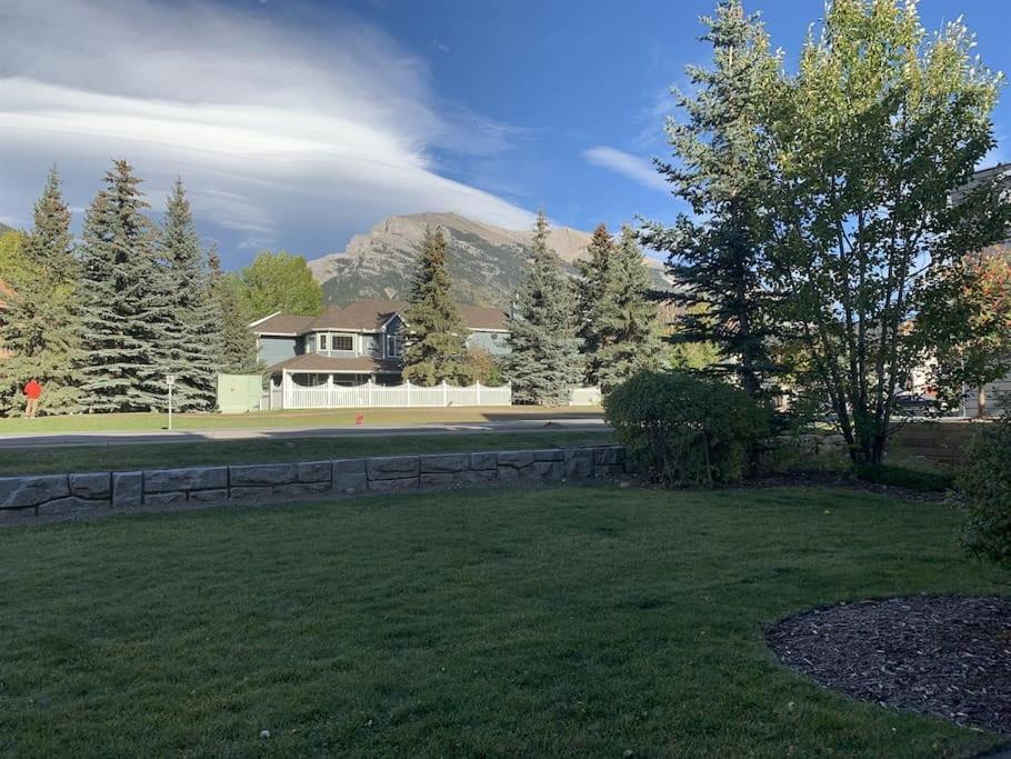 New! Cozy Rocky Mountain Chalet Managed By Little Sister Getaways Канмор Екстериор снимка